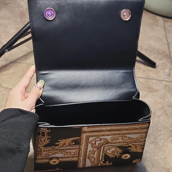 Elegant Black and Gold Women's Handbag - Picture 3 of 4